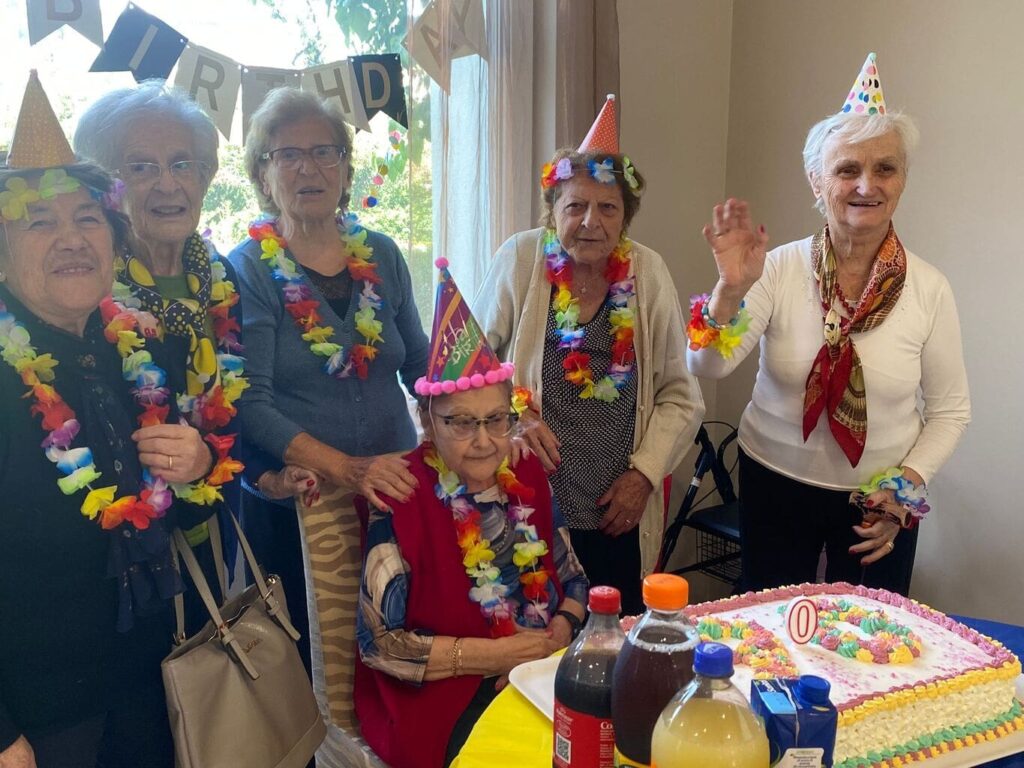 Villa Iris ha un calendario fitto di compleanni: ogni ospite deve avere il suo momento di festa.