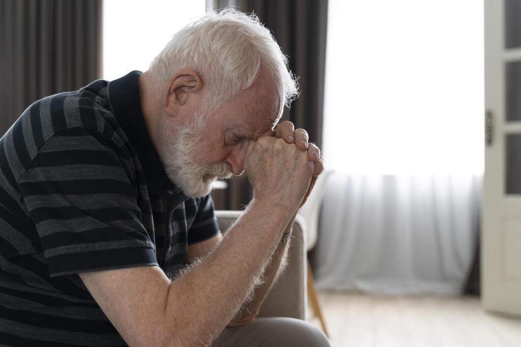 Le visite dei parenti in una casa di riposo restano molto importanti, a prescindere dai servizi offerti dalla struttura. Gli anziani tendono a soffrire molto la solitudine: nella foto vediamo una persona in età senile devastata da una condizione di abbandono.
