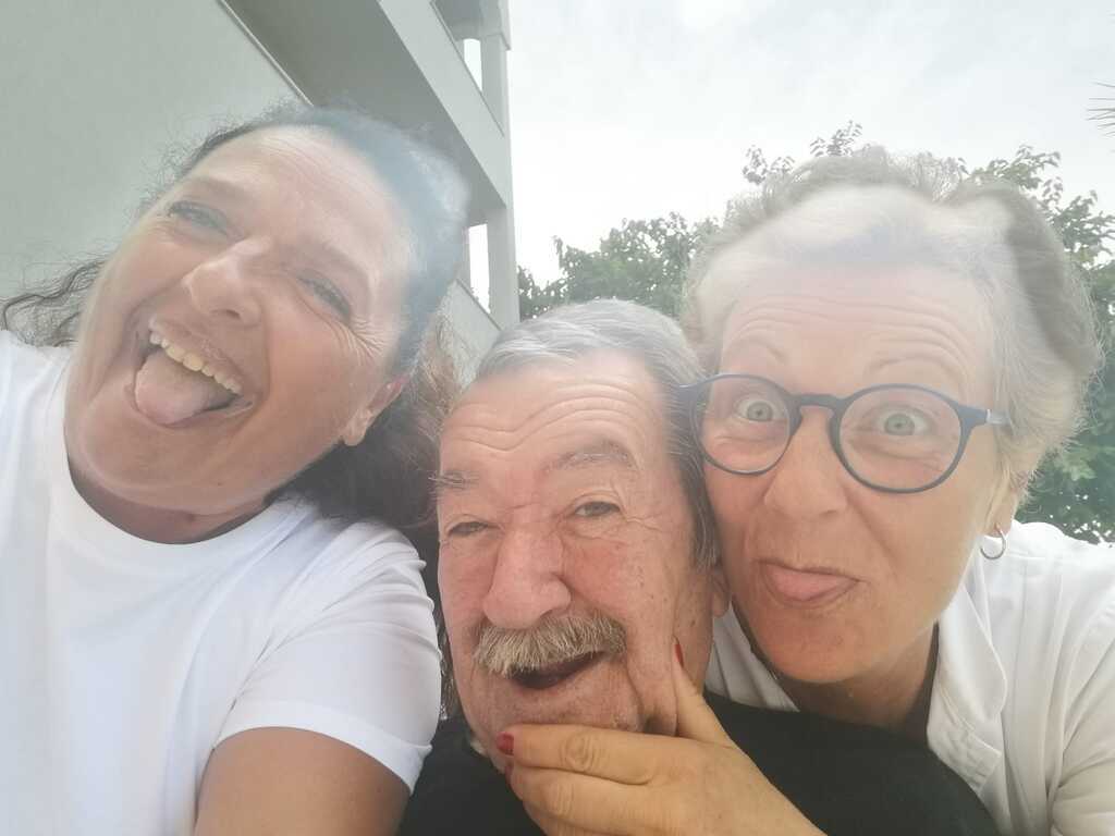 Fra le cose che fanno di una casa di riposo un posto speciale ci sono i momenti meravigliosi trascorsi col personale e con gli operatori. Nella foto, un ospite di Villa Iris in compagnia del nostro personale.
