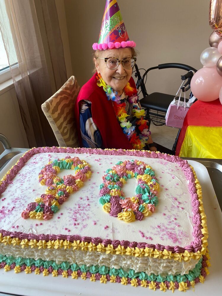 Festeggiare un compleanno, per noi di Villa Iris, rientra fra le cose che rendono una casa di riposo un luogo speciale. Nella foto, un'ospite di Villa Iris che festeggia i suoi 90 anni.