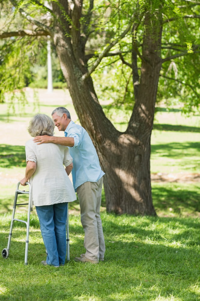 L'estate in una casa di riposo è spesso difficile da affrontare. Il personale rimedia organizzando attività e tanti momenti divertenti. Nella foto, due anziani che passeggiano in giardino.