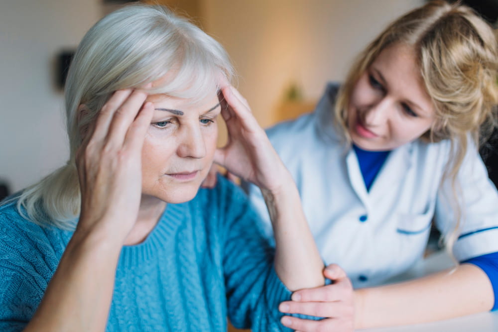 L'apatia in una casa di riposo è uno dei segnali a cui il professionista di una struttura assistenziale deve rivolgere maggiore attenzione. Nella foto, una donna anziana assistita da una dottoressa.
